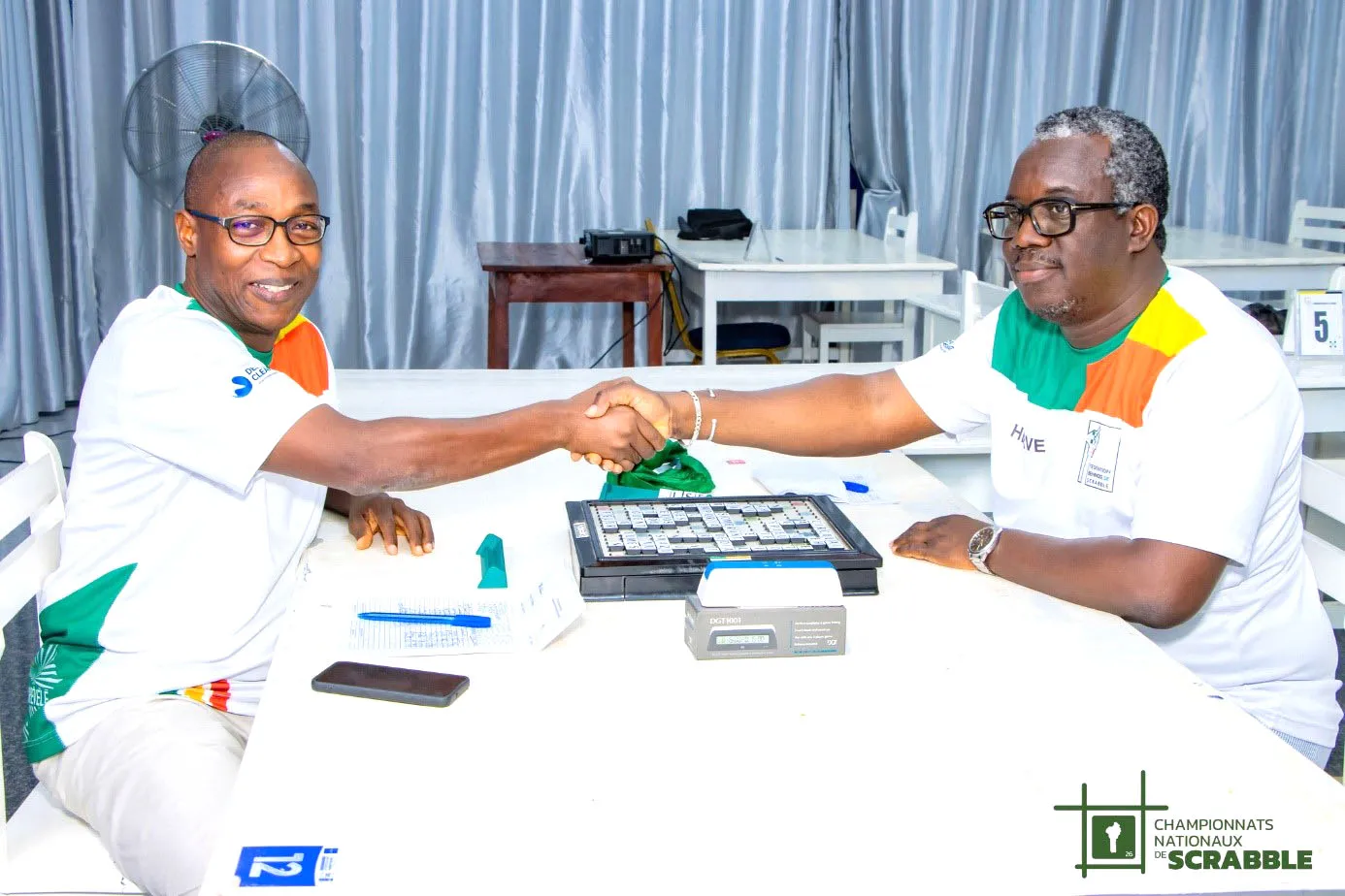 Le scrabbleur international Moussa Fils Djibril (à g.), entend régner dans la durée face à son rival Hervé Boni (à d.)