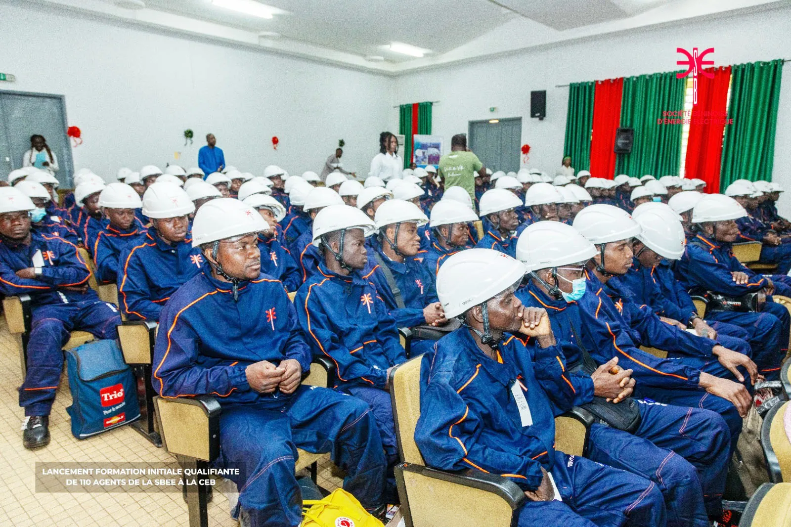 Les techniciens réseaux et électriciens suivant assidûment la formation