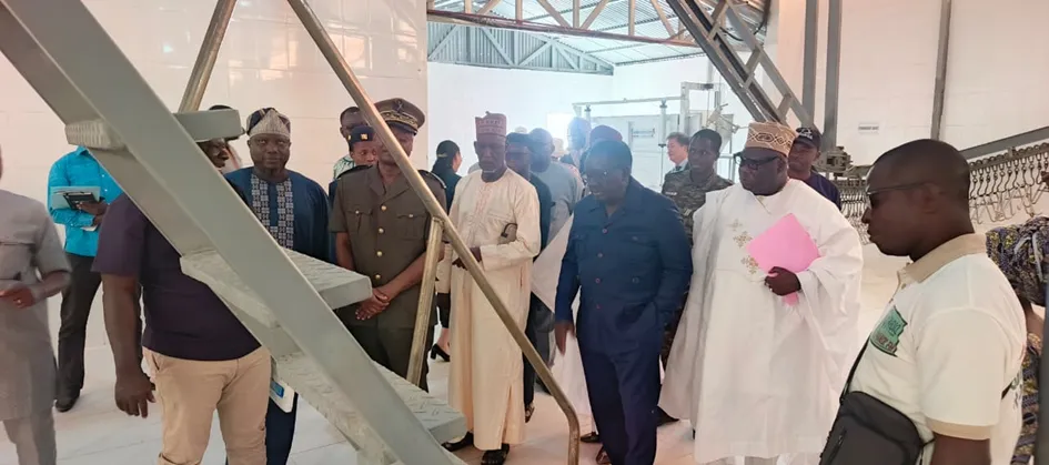 Les officiels visitant les différents compartiments de l’abattoir