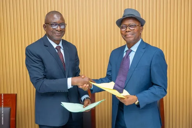 Le directeur de cabinet entrant (à gauche) prenant le témoin des mains de son prédécesseur, Mathieu Ahouansou