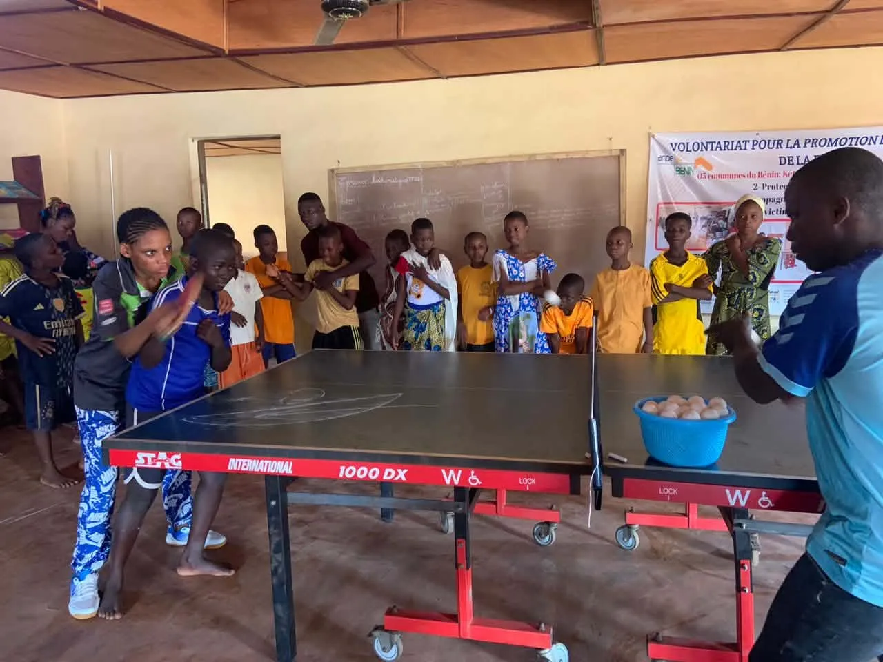Des enfants ont été initiés à la pratique du tennis de table